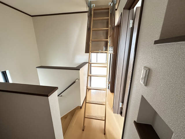 屋根裏収納　はしご